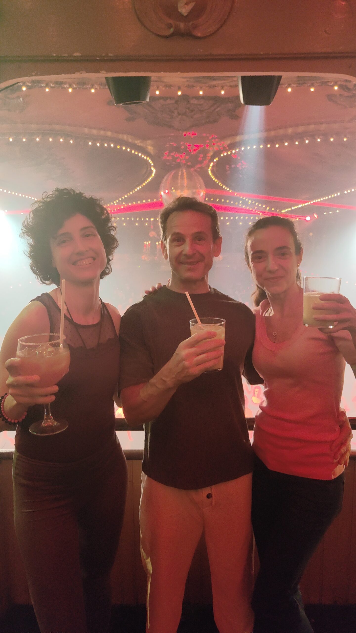 Víctor Hernández Villar bailando salsa cubana en La Paloma